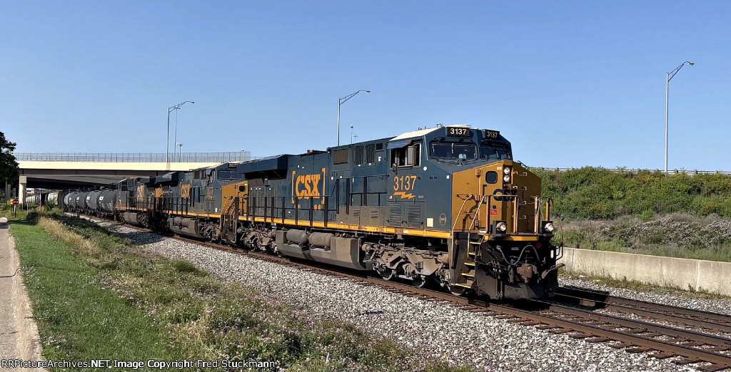 CSX 3137 leads M370 on a different day.